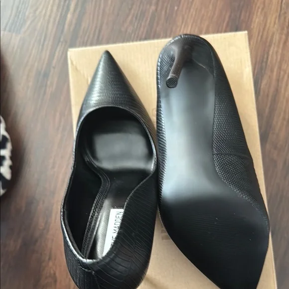 Steve Madden Black Heels Classic Pointed-Toe Pumps - Picture 4 of 4
